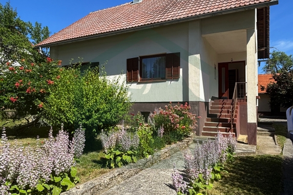Kuća s okućnicom i dvorišnim zgradama, Lički Osik!