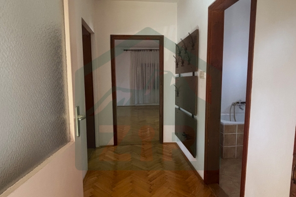 Kuća s okućnicom i dvorišnim zgradama, Lički Osik!