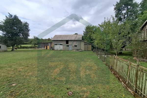 Građevinsko zemljište sa gosp. zgradom u Ličkom Ribniku, 1600 m²