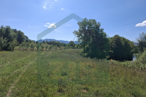 Zemljište uz rijeku, Gospić, 5000 m²
