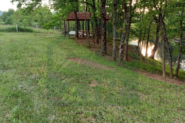 Zemljište uz rijeku, Gospić, 5000 m²