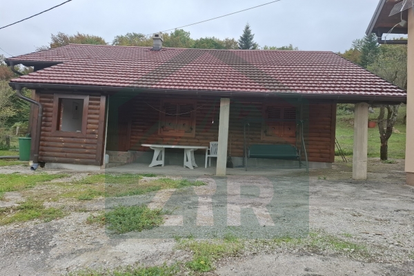 Kuća u Gornjim Pazarištima sa manjom kućom i dvorištem!