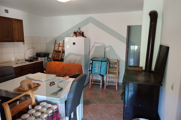 Kuća u Gornjim Pazarištima sa manjom kućom i dvorištem!