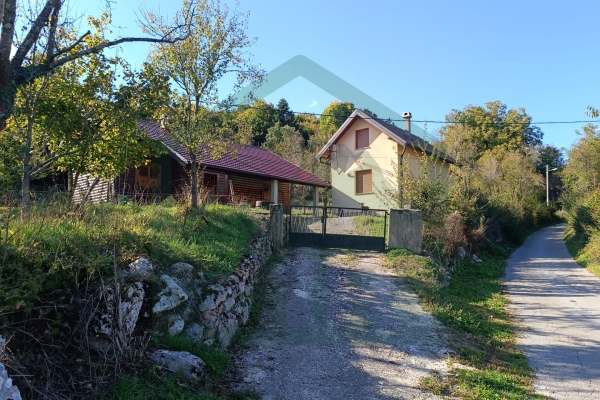Kuća u Gornjim Pazarištima sa manjom kućom i dvorištem!