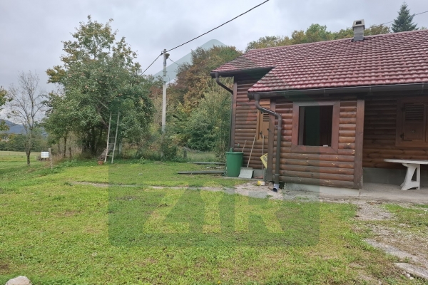 Kuća u Gornjim Pazarištima sa manjom kućom i dvorištem!