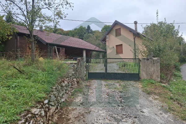 Kuća u Gornjim Pazarištima sa manjom kućom i dvorištem!