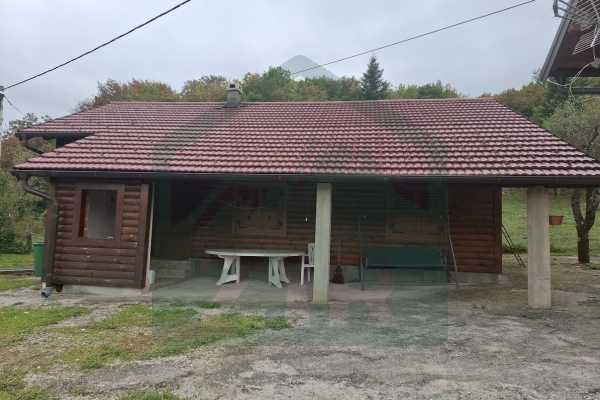 Kuća u Gornjim Pazarištima sa manjom kućom i dvorištem!