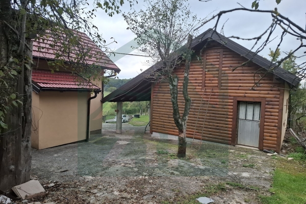 Kuća u Gornjim Pazarištima sa manjom kućom i dvorištem!