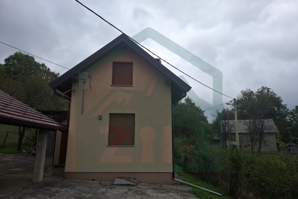 Kuća u Gornjim Pazarištima sa manjom kućom i dvorištem!