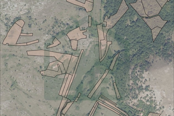 Gračac, građevinsko i poljoprivredno zemljište, pov. 104 000 m²