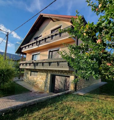 Obiteljska kuća u Gospiću, pomoćni objekt s nadstrešnicom i lijepom okućnicom!  cijena