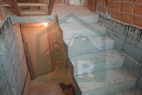 Brušane, kuća za prodaju u podnožju Velebita!