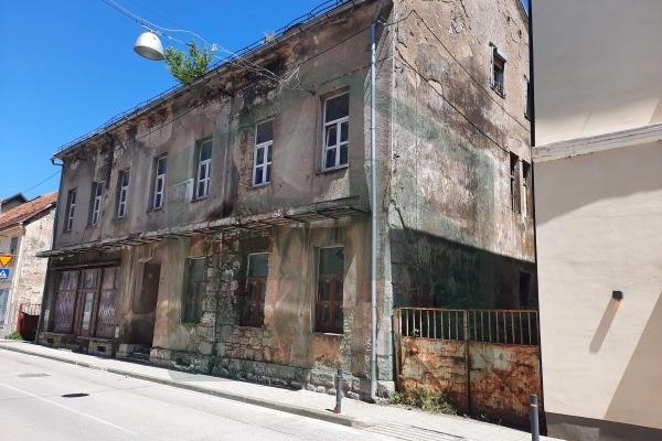 Samostojeća kuća katnica u centru Gospića
