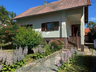 Kuća s okućnicom i dvorišnim zgradama, Lički Osik! cijena